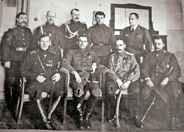 Адмирал А. В. Колчак в штабе Сибирской армии (февраль 1919 г.). Слева от него – командующий армией генерал-лейтенант Р. Гайда, справа – начальник штаба армии генерал-майор Б. П. Богословский. Public domain