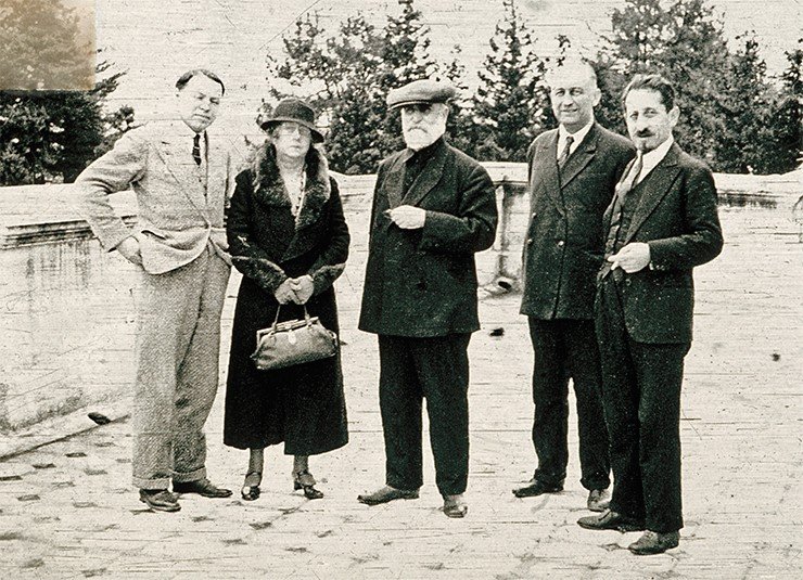 Фотография, сделанная в один из приездов Феликса д’ Эрелля в Грузию для работы в Институте бактериофагов, которым руководил его давний друг и соратник Г. Г. Элиава. Крайний слева – Георгий Григорьевич Элиава; рядом с ним – г-жа д’ Эрелль. Батуми, Грузия, 1934 г. © Institut Pasteur – Musée Pasteur Фотография, сделанная в один из приездов Феликса д’ Эрелля в Грузию для работы в Институте бактериофагов, которым руководил его давний друг и соратник Г. Г. Элиава. Крайний слева – Георгий Григорьевич Элиава; рядом с ним – г-жа д’ Эрелль. Батуми, Грузия, 1934 г. © Institut Pasteur – Musée Pasteur
