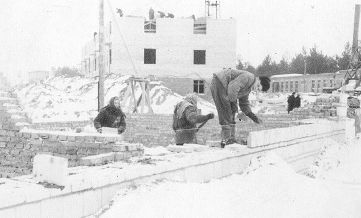 Валерий Дмитриевич Ермиков, будщий к. г.-м. н. и заместитель главного ученого секретаря СО АН ССС–РАН на строительстве первой школы Академгородка, сейчас – гимназия № 3. Фото из архива В. Д. Ермикова