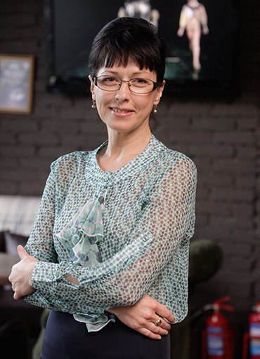 Елена Анатольевна БОБЯК – врач, директор медицинского агентства «МедАссистанс» (Новосибирск) (http://medassistans.ru/), исполнительный директор Ассоциации руководителей медицинских организаций Сибири. В медицине с 1985 г., в 2007 г. организовала агентство «МедАссистанс», которое занимается организацией медицинской помощи: поиском лучших врачей, лучших клиник и лучших методик лечения, и не только в Новосибирске, но и в других городах и за рубежом