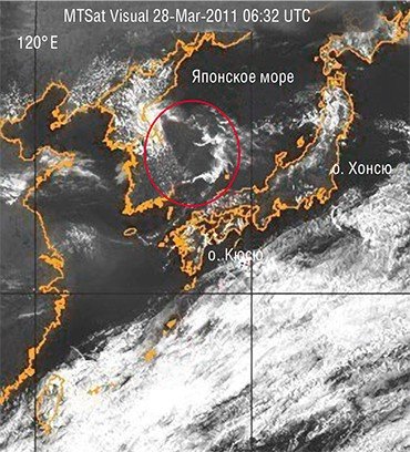В течение трех часов над Японским морем сохранялось облако необычной конфигурации. Такая «облачность землетрясений» обусловлена выбросом флюидов из недр. Одновременно над мелкими островами южнее о. Кюсю возникла линейная аномалия. Фото сделано с геостационарного спутника NASA 28 марта 2011 г. (Naval Research Laboratory, Marine Meteorology Division, Monterey, CA)