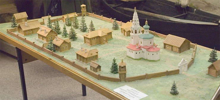 В XV—XVI вв. Октябрьское именовалось Кодой, представляя собой своеобразный центр территориально-племенного объединения народов ханты и манси по нижнему течению Оби. После покорения Сибири Ермаком на этом месте был построен городок Кодск — крепостное укрепление с казачьей воинской частью. Макет Кодского монастыря и этнографические экспонаты, дающие представление о культуре коренных обитателей края и русскоязычного населения, в экспозиции Октябрьского краеведческого музея