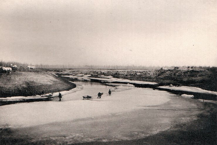 Crossing the Alazeya River. Photo by Sedov. From: (Tolmachoff, 1911) Crossing the Alazeya River. Photo by Sedov. From: (Tolmachoff, 1911)