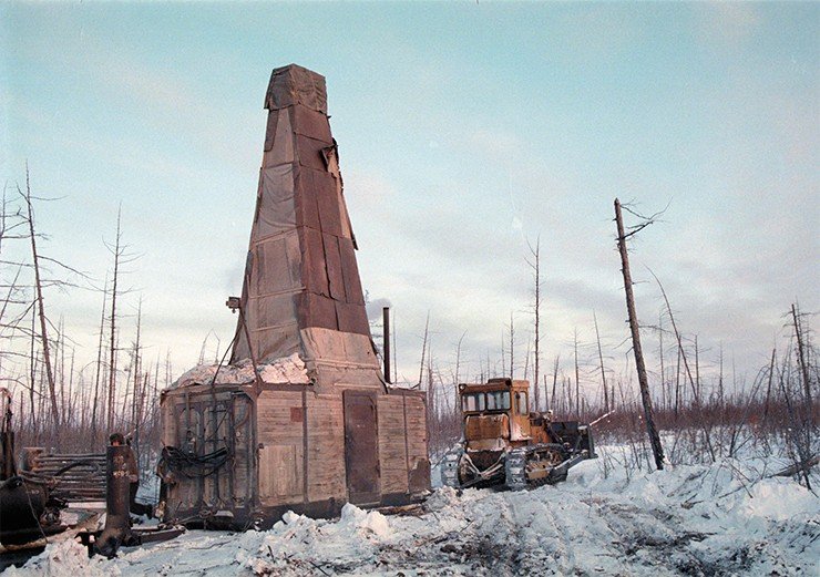В эпоху разведки в конце 90-х в дело пошли иные ресурсы и иная техника. Буровые станки, тягачи, автотранспорт, жилые балки, специально приспособленные для работы и жизни при температуре ниже -50С. Фото из архива А.В. Толстова 