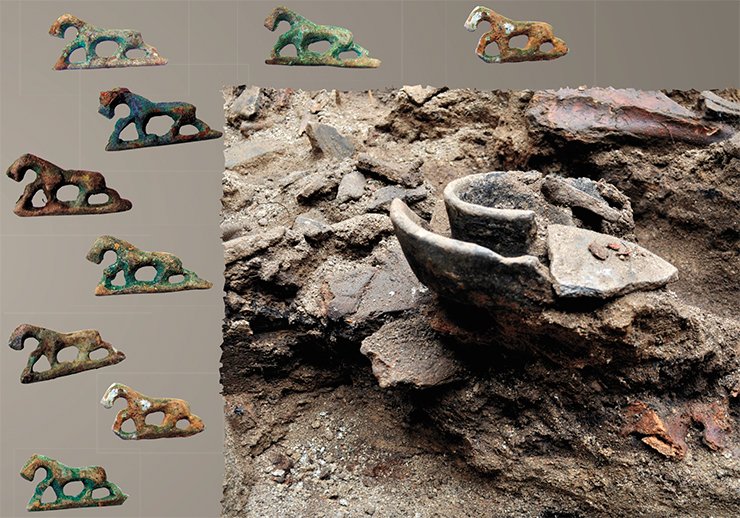 Among the bones of the buried girl were twelve bronze horses - small (no more than 3 cm), identical, one-side casts that served as fur coat decorations
