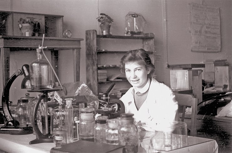 In 1958, the whole ICG occupied just half of one floor of the building on Sovetskaya street, 20. L. A. Prasolova, a member of the Laboratory of Ecological Genetics of Animals, is in the photo In 1958, the whole ICG occupied just half of one floor of the building on Sovetskaya street, 20. L. A. Prasolova, a member of the Laboratory of Ecological Genetics of Animals, is in the photo