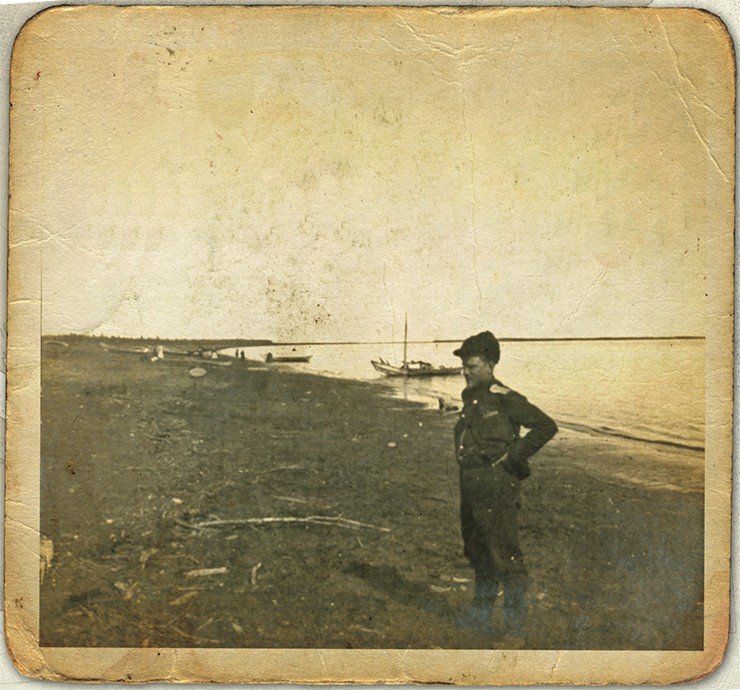 Ранее неизвестная фотография Г. Я. Седова колымского периода из архива И. П. Толмачева. Подпись к фото из дневниковых записей Толмачева гласит: «Г. Я. Седов на берегу у Средне-Колымска перед отправлением экспедиции в путь 25 мая. № 6.» СПФ АРАН. Ф. 1053. Оп. 2. № 46 