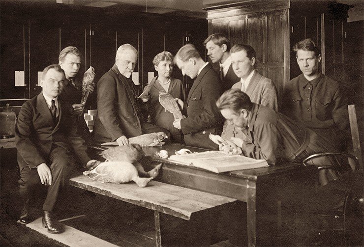 Сотрудники орнитологического отдела Зоологического музея. 1923 г. Слева направо: Л. А. Портенко, Л. М. Шульпин, П. П. Сушкин, Н. Н. Сушкина, Б. К. Штегман, П. В. Серебровский, Е. В. Козлова, А. Я. Тугаринов, А. И. Иванов