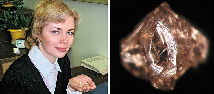 Первый алмаз недавно открытого Хомпу-Майского кимберлитого поля обнаружила при исследовании керна м. н. с. ИГАБМ СО РАН К. Л. Пироговская. Вес этого кристалла (справа) составляет всего 0,003 карата, но ученые и геологи надеются найти в новом алмазоносном районе и такие крупные кристаллы, как семикаратовый якутский алмаз из фондов института (слева) Первый алмаз недавно открытого Хомпу-Майского кимберлитого поля обнаружила при исследовании керна м. н. с. ИГАБМ СО РАН К. Л. Пироговская. Вес этого кристалла (справа) составляет всего 0,003 карата, но ученые и геологи надеются найти в новом алмазоносном районе и такие крупные кристаллы, как семикаратовый якутский алмаз из фондов института (слева)