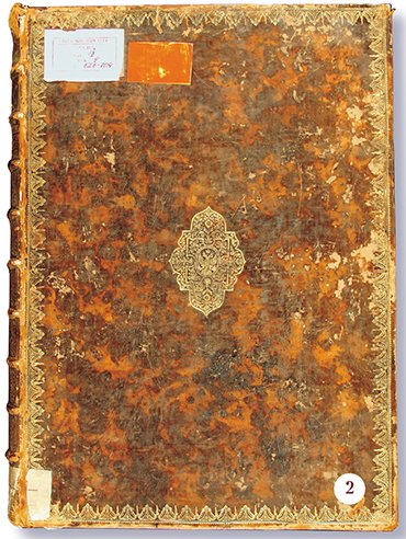 2. Коробка-футляр для хранения рисунков – имитация книги in folio. Изготовлена из твердого картона, обтянутого коричневой кожей, внутри оклеена бумагой. В середине верхней и нижней крышек – тисненый золотом гербовый супер­экслибрис с растительным орнаментом: с небольшим отступом от краев золотом оттиснут орнаментальный бордюр. В некоторых футлярах на внешней стороне форзаца карандашом написан номер, вероятно, указывающий на количество рисунков, находившихся в коробке. Размер 9,5 x 120 x 55 см. ПФА РАН