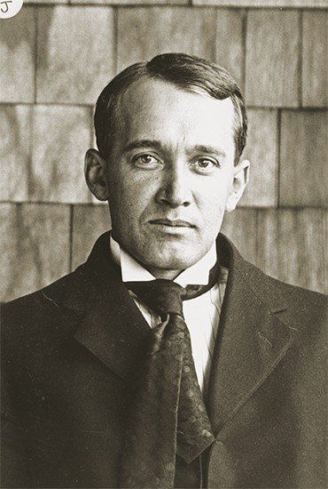 В августе 1914 г., на заседании Американского астрономического общества, Весто Слайфер – американский астроном из обсерватории Лоуэлла (Флагстафф, Аризона), объявил, что из наблюдавшихся им 14 спиральных галактик 11 показывают красное смещение и только 3 – фиолетовое. Архив Обсерватории Лоуэлла (Флагстафф, Аризона, США). Lowell Observatory Archives, Flagstaff, Arisona, USA