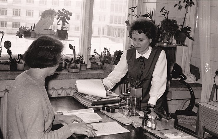 L.N. Trut in the new building of the Institute of Cytology and Genetics SB AS USSR; the construction began only in 1962. Photo from the ICG SB RAS Archive L.N. Trut in the new building of the Institute of Cytology and Genetics SB AS USSR; the construction began only in 1962. Photo from the ICG SB RAS Archive