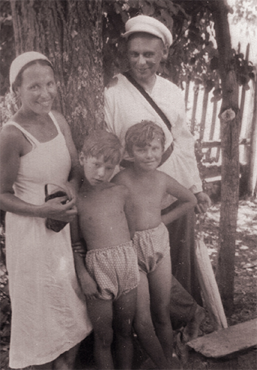 Leonid Radushkevich with his wife and daughters. 1936