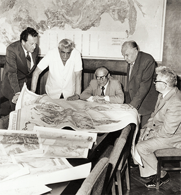 Work meeting with the director of the institute. From left to right: N. V. Sobolev, E. E. Fotiadi, A. A. Trofimuk, V. A. Kuznetsov, and N. N. Puzyrev. Photo by R. Akhmerov