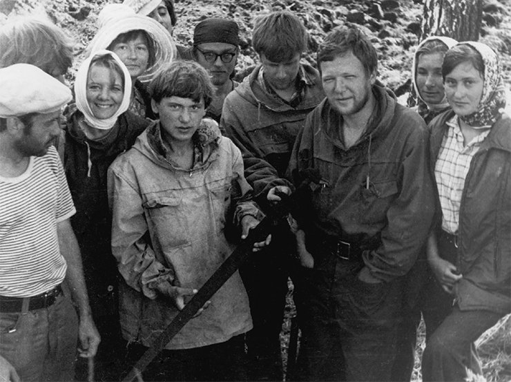 Меч только что извлекли из земли. Он – в руках у Кости Самойлова, рядом справа – автор. Вокруг – студенты, счастливые участники событий Меч только что извлекли из земли. Он – в руках у Кости Самойлова, рядом справа – автор. Вокруг – студенты, счастливые участники событий