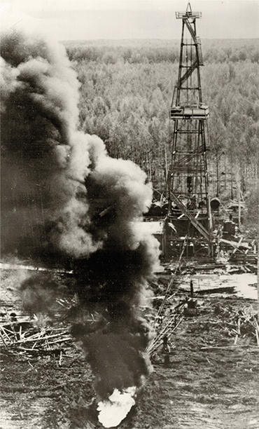For many years, Andrey A. Trofimuk had been defending the prospects of the Paleozoic deposits of the West Siberian Plain, calling them the “golden substrate” of Mesozoic oil. He believed in broad prospects for identifying such horizons within the Tomsk, Novosibirsk, and Omsk oblasts. The oil field, discovered in 1974 in the northwest of the Novosibirsk oblast, confirmed that the scientific predictions were correct. In the photo, a well testing at the Malaya Icha oil field (Novosibirsk oblast)