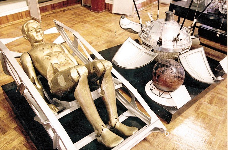 В отделе космонавтики представлена вся история освоения человеком космического пространства. Здесь и модель межпланетного корабля, сделанная по описаниям К. Э. Циолковского, и полетный скафандр, и аэростатный зонд, и многие другие уникальные экспонаты. Особый интерес представляет манекен человека, изготовленный из материала, близкого по составу к мышечной ткани человека и предназначенный для изучения воздействия радиации в условиях космического полета. В 1968—1970 гг. манекен проходил испытания в реальных условиях околоземного пространства. Политехнический музей, отдел космонавтики