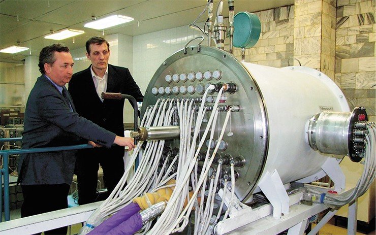 Внутри тепловакуумного стенда одного из ведущих предприятий космической отрасли ОАО «Информационные спутниковые системы» проходит проверку вся радиоэлектронная аппаратура, отправляемая на орбиту для работы в сложных космических условиях 