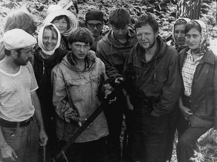 Меч только что извлекли из земли. Он – в руках у Кости Самойлова, рядом справа – автор. Вокруг – студенты, счастливые участники событий. 1975 год Меч только что извлекли из земли. Он – в руках у Кости Самойлова, рядом справа – автор. Вокруг – студенты, счастливые участники событий. 1975 год