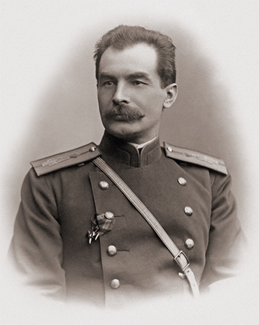 Петр Кузьмич Козлов (1863–1935) – русский путешественник, военный географ, этнограф, археолог. Ученик и соратник Н. П. Пржевальского. В 1883–1926 гг. совершил шесть больших экспедиций в Монголию, Западный и Северный Китай, ВосточныйТибет, три из них возглавил лично, включая Монголо-Сычуаньскую (1907–1909), во время которой были проведены первые раскопки Хара-Хото. Архив Музея-квартиры П. К. Козлова