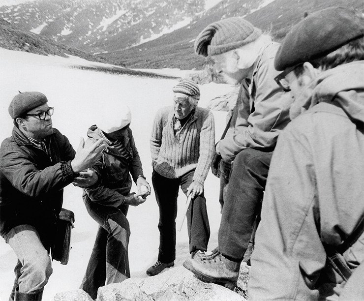 Н. Л. Добрецов и Г. А. Савельева объясняют участникам международной экскурсии особенности строения ультрабазитовой части офиолитов Вайкаро-Сыньинского массива на Полярном Урале, август 1978 г.