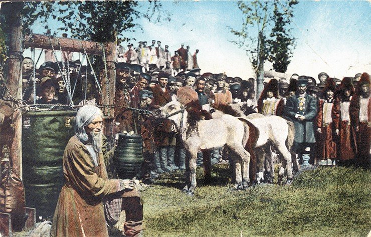 Жертвоприношение жеребят. Алгысчыт произносит обращение к богам и духам земли с просьбой о благополучии и изобилии. Фото конца XIX – начала XX вв. Музей археологии и этнографии им. Петра Великого Жертвоприношение жеребят. Алгысчыт произносит обращение к богам и духам земли с просьбой о благополучии и изобилии. Фото конца XIX – начала XX вв. Музей археологии и этнографии им. Петра Великого