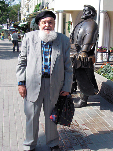 Nikolai Pokrovsky on holiday in Rostov-on-Don (on the right is a statue of a seller of sbiten, a famous ancient Russian drink). 2008 Nikolai Pokrovsky on holiday in Rostov-on-Don (on the right is a statue of a seller of sbiten, a famous ancient Russian drink). 2008