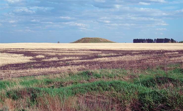 «Царский курган» в Ингальской долине – крупнейшем археологическом памятнике юга Тюменской области. На территории долины насчитывается около 600 археологических объектов, самый древний из которых относится к мезолиту