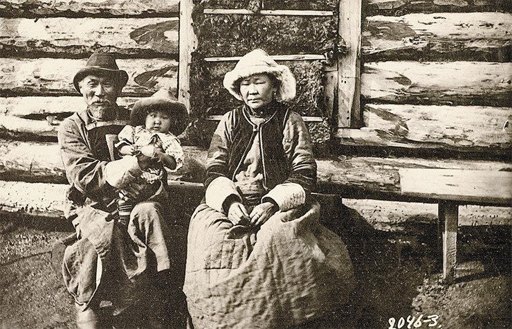 Тунгус Амогоев с женой и внуком. 1912 г. Забайкальская обл., Читинский уезд. Фото Н. П. Кычакова. МАЭ РАН (Санкт-Петербург)