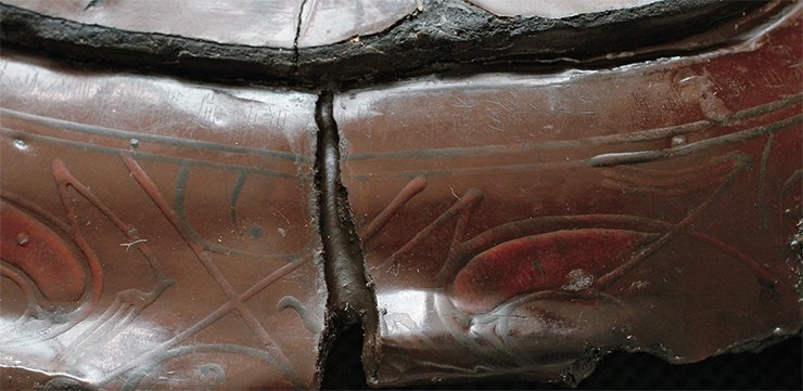 Лаковая чашка «эр бэй» (1 шт.). Курган 20. Размер дна: 51,2 × 92,5 мм. Высота донышка – 4 мм. Толщина стенок чашки в среднем 4 мм. Лаковая чашка найдена рядом с обломками гроба. Сильно деформирована. Ручки чашечек укреплены золочеными металлическими обкладками и украшены геометрическим орнаментом, состоящим из пересекающихся рядов параллельных линий. Внутренняя поверхность чашек покрыта красным лаком. На наружной поверхности темно-коричневого цвета красным цветом (киноварью) изображены четыре пары противостоящих фениксов с хвостами в виде спиральных завитушек. У птиц вытянутое туловище, передняя лапка с длинными когтями показана удлиненной. Маленькую головку венчает хохолок. Между птицами попеременно располагаются скрещенные линии и спиральные завитушки. По бордюру прорисован геометрический орнамент из зигзагообразных параллельных линий и кружочков, так назваемых водоворотов. Дно чашки грубо перечеркнуто крест накрест ножом, и прочерчены тамга и схематичное изображение птички. По нижней части тулова (у кромки донышка) нанесена тонкая резная надпись из 46 иероглифов. «[Для] императорского двора [изготовлена] чашка-бэй, покрыта лаком, с надписью и орнаментом. [Основа] из дерева, с желтыми «ушками». Объем 1 шэн и 16 юэ. В 4-ый год Юаньянь в мастерской каогун [мастер] Тун отреставрировал (усовершенствовал). Нанес надпись (либо нанес орнамент красным лаком) [мастер] Сянь. Руководили заместитель [младшего чиновника]-цзочэн Вэнь, [надзиратель]-сэфу [по фамилии] Сюнь. Контролировали [помощник]-юань Вэнь, [правый помощник начальника уезда]-ючэн Гуан, [начальник канцелярии уезда]-лин Тань». Таким образом, дата изготовления этого изделия в императорской мастерской на территории Китая  – 9 г. до н. э. Опубликовано [Чистякова, 2009, с. 60—63, рис. 1—3; Полосьмак, Богданов, Цэвээндорж, 2011, с. 121, рис. 5.6, 5.7]