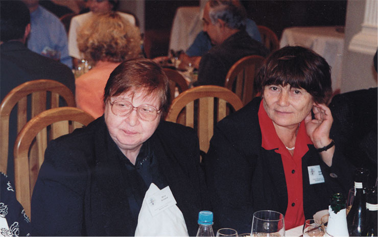 Участники международного симпозиума 1988 г. в новосибирском Академгородке. Вверху – сотрудники НИБХ АН СССР М. А. Зенкова, Н. И. Гринева и Е. Л. Черноловская. В центре – исследователи биологических эффектов олигонуклеотидов: слева направо – К. Элен (Франция), Л. В. Юрченко, В. В. Власов, Л. А. Якубов и С. Штайн (США). Внизу – «главные химики» института Н. И. Гринева и В. Ф. Зарытова