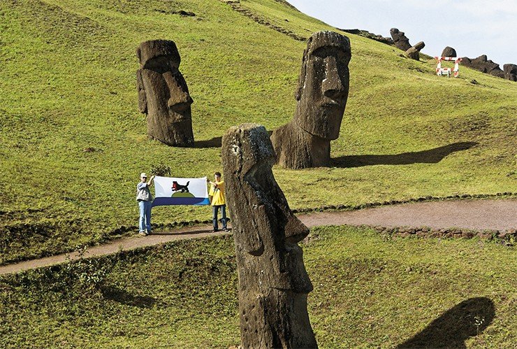 Настоящая экзотика – флаг Иркутска рядом с каменными идолами Пасхи. Фото М. Чекулаева