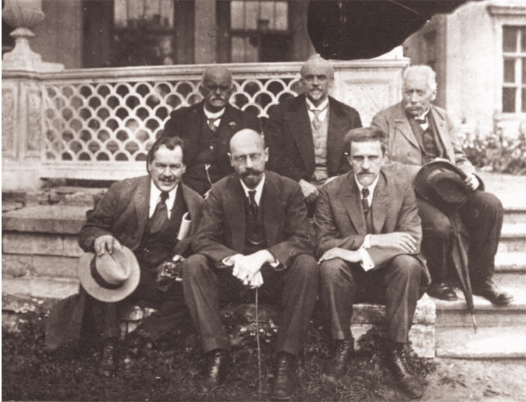 Ленинградский биологический институт, 1925 г. В первом ряду (слева направо): Н. И. Вавилов, В. А. Догель, Ю. А. Филипченко. Во втором: Г. Федерлей, О. Фогт, У. Бэтсон Ленинградский биологический институт, 1925 г. В первом ряду (слева направо): Н. И. Вавилов, В. А. Догель, Ю. А. Филипченко. Во втором: Г. Федерлей, О. Фогт, У. Бэтсон