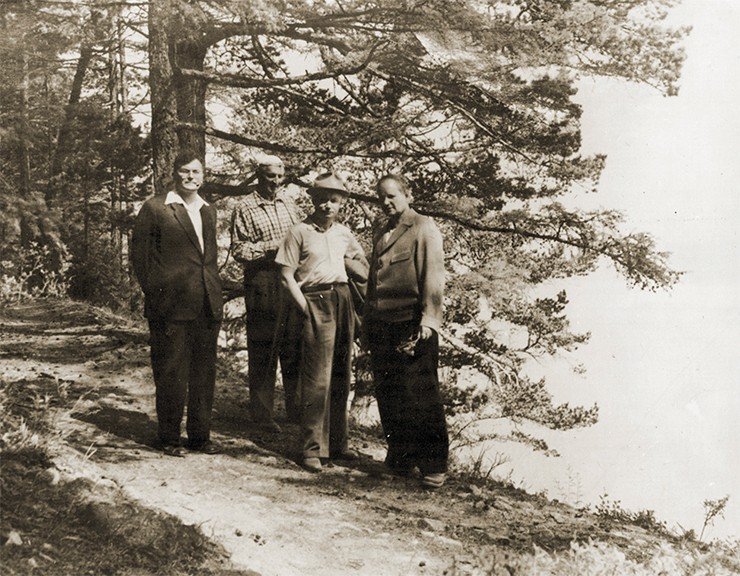 Председатель Госкомитета по науке, академик В. А. Кириллин (слева) и С. А. Христианович (справа) на берегу Обского водохранилища