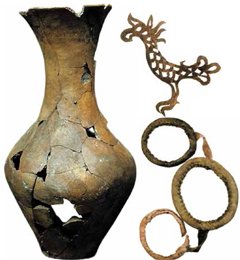 Рис. 131. Глиняный сосуд и его кожаная аппликация. Курган Кутургунтас. Рис. 132. Войлочные кольца-подставки под сосуды. Могильник Верх-Кальджин-2