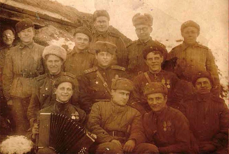 Лейтенант Николай Яненко (верхний ряд, в центре) с однополчанами. Волховский фронт. Декабрь 1943 г. Лейтенант Николай Яненко (верхний ряд, в центре) с однополчанами. Волховский фронт. Декабрь 1943 г.