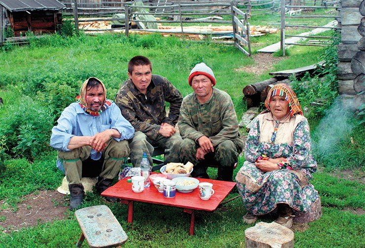 Сынские ханты – охотники, рыбаки – сегодня чаще проживают в поселках; по Приполярному Уралу кочуют только оленеводы. Пос. Ямгорт, р. Сыня