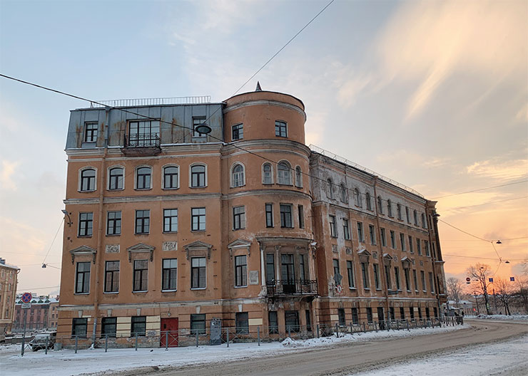Дом № 3 на Калинкинской площади (ныне Площадь Репина) в Санкт-Петербурге, где в 1896–1922 гг. жила семья Манизеров. 2023 г. Фото автора