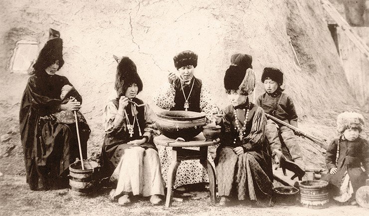 Якутки с детьми за трапезой. Фото А. И. Курочкина, 1904 г., Момский улус. Музей археологии и этнографии им. Петра Великого
