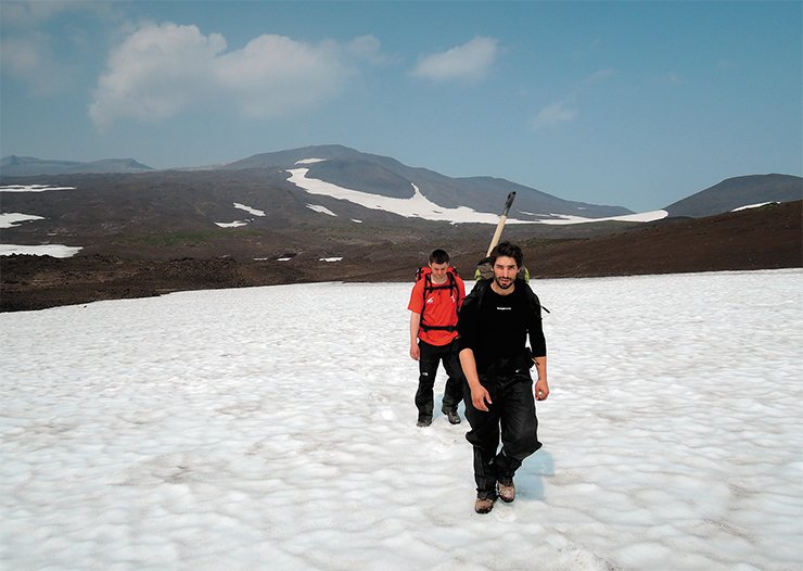 The Spanish colleague Alejandro Dias and Pavel Kuznetsov treading a path to a new station on Gorelyi slope