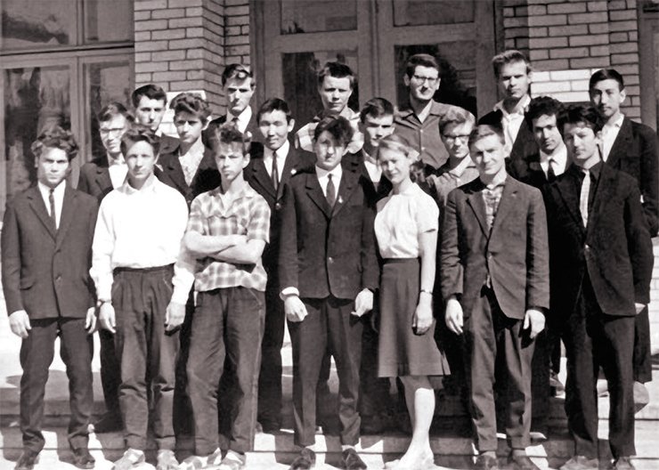 The first graduates of Novosibirsk SPM. The first one on the right in the first row: Gennady Fridman, 1964. SB RAS Photo Archive; photo from the SPM Museum The first graduates of Novosibirsk SPM. The first one on the right in the first row: Gennady Fridman, 1964. SB RAS Photo Archive; photo from the SPM Museum
