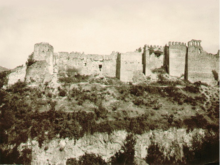 Фотография Трапезундского кремля, хранящаяся среди бумаг Трапезундской экспедиции