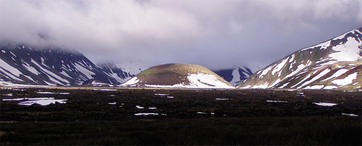 Kropotkin is the largest recent volcano in the Khi-Gol valley. Its crater is 200 m in diameter Kropotkin is the largest recent volcano in the Khi-Gol valley. Its crater is 200 m in diameter
