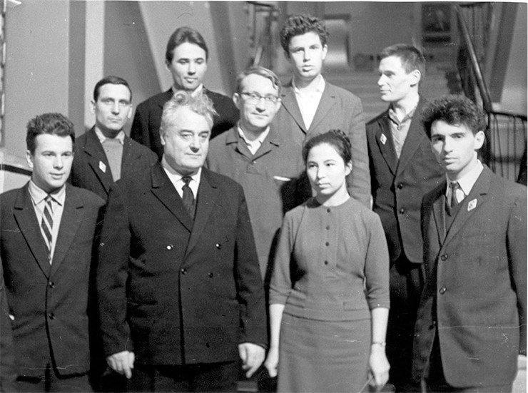 Ректор НГУ, академик И. Н. Векуа с группой отличников ПЕРВОГО выпуска НГУ, 1963 г. Слева направо первый ряд – В. Захаров, И. Н. Векуа, М. Дощанова, В. Штерн. Второй ряд – Б. Чистяков, Р. Сагдеев, Ю. Ершов. Третий ряд – В. Портнов, Е. Мамонтов. Музей НГУ