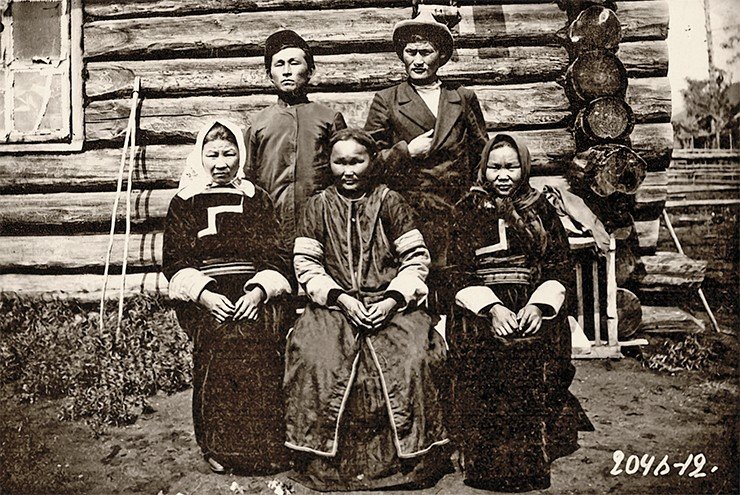 Молодые тунгусы. Забайкальская обл., Читинский уезд. 1912 г. Фото Н. П. Кычакова. МАЭ РАН (Санкт-Петербург)