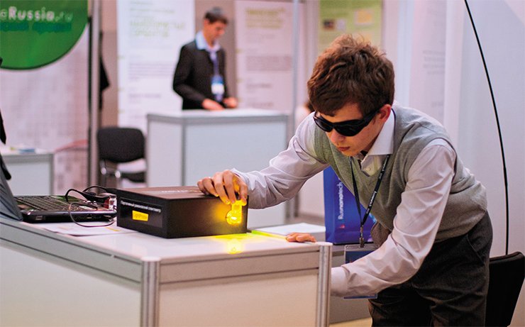 Using the new optical analyzer, one can determine the chemical composition of the substance rapidly and accurately, even through bag walls. In the photograph, D. A. Gavrilov, one of the analyzer developers, is demonstrating its capabilities at the RusNanoTekh-2010 exhibition (Moscow) Using the new optical analyzer, one can determine the chemical composition of the substance rapidly and accurately, even through bag walls. In the photograph, D. A. Gavrilov, one of the analyzer developers, is demonstrating its capabilities at the RusNanoTekh-2010 exhibition (Moscow)