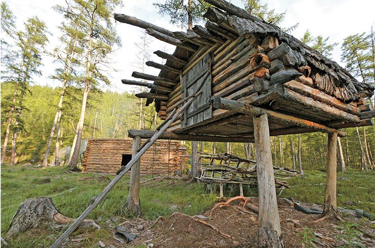 Таежная экзотика – традиционный амбар на «курьих ножках». Фото Е. Козырева 