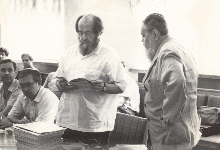 Н. Н. Покровский и А. И. Солженицын. Новосибирск, Дом Ученых. 1994 г.