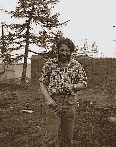 Camp of the research team of the Institute of Arctic Geology, Udzha R., 1974. E. N Erlich is going to the Amakinsky Expedition with a field report. Owing to that report, the work was prolonged for one year. As a result, the researchers discovered Tomtor and, later, the overwhelmingly rich Burannyi field of rare metal ores. Photo by L. Kharitonova 