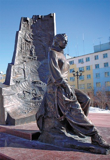 Памятник Л. А. Попугаевой в г. Удачный (Мирнинский р-н, Якутия). Скульптор В. Барков. Фото Е. Баснева